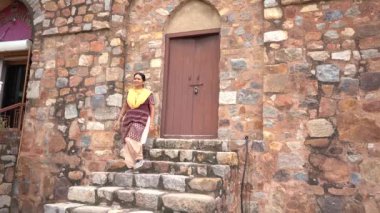 Purana Qila 'daki kadın turist veya Eski Kale, Delhi, Hindistan.