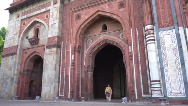 Γυναίκα Στο Πουράνα Κίλα Παλιό Φρούριο Δελχί Ινδία — Αρχείο Βίντεο