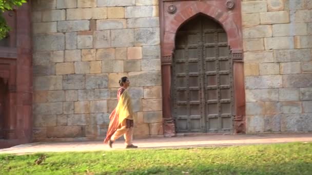 Mulher Purana Qila Old Fort Delhi Índia — Vídeo de Stock