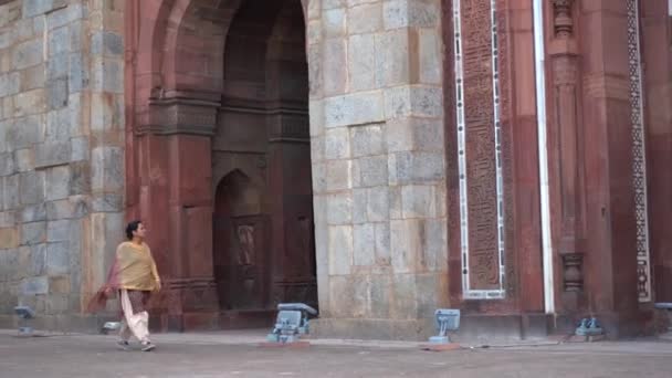 Vrouw Toerist Bij Purana Qila Old Fort Delhi India — Stockvideo