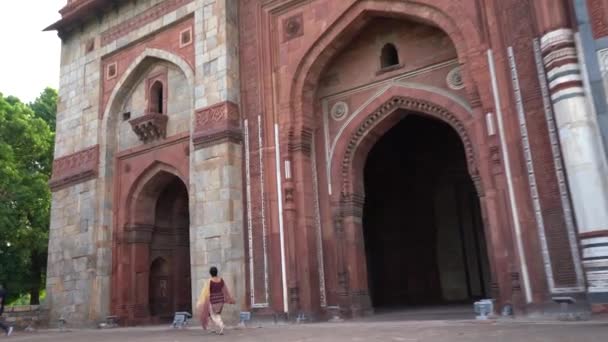 Женщина Турист Purana Qila Старый Форт Дели Индия — стоковое видео