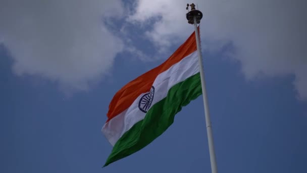 天空背景上的三色旗印度国旗 — 图库视频影像