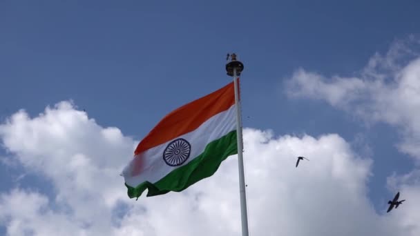 空の背景にトリコロールインディアン国旗 — ストック動画