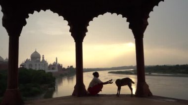 Taj Mahal önünde keçi olan kadın, UNESCO Dünya Mirası Sitesi, Agra, Hindistan.