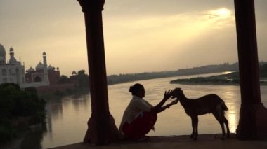 Taj Mahal önünde keçi olan kadın, UNESCO Dünya Mirası Sitesi, Agra, Hindistan.