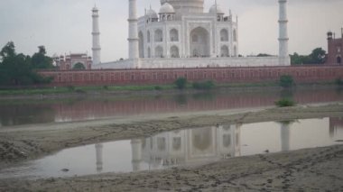 Taj Mahal ve Yamuna nehri, UNESCO Dünya Mirası alanı, Agra, Hindistan.