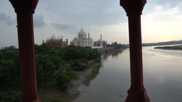 タージ マハルとヤムナ川 ユネスコ世界遺産 アグラ インド — ストック動画