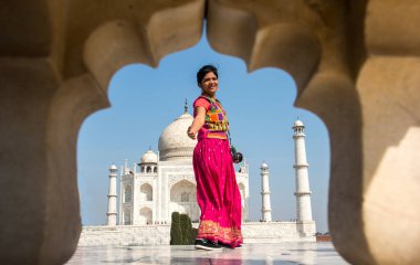 Taj Mahal 'in fotoğraflarını çeken genç kadın turist, UNESCO Dünya Mirası sitesi