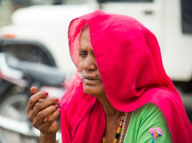El yapımı Hint sigarası içen yaşlı bir kadın..