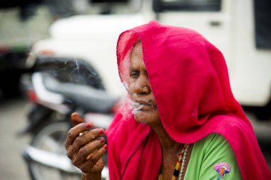 El yapımı Hint sigarası içen yaşlı bir kadın..