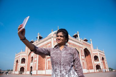 Humayun 'un Mezarı önünde fotoğraf çeken genç kız, Delhi' nin en ünlü simgelerinden ve UNESCO Dünya Mirası Alanından biri..