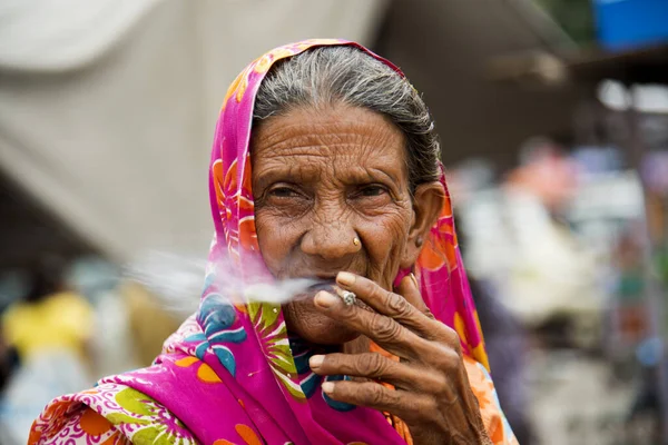 Alte Frau Raucht Indische Handgemachte Zigarette — Stockfoto