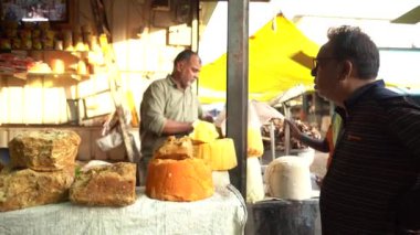 NAGPUR, MAHARASHTRA, INDIA, 26 Aralık 2022: Sokak satıcıları sokak pazarında sebze ve çeşitli ürünler satıyorlar.