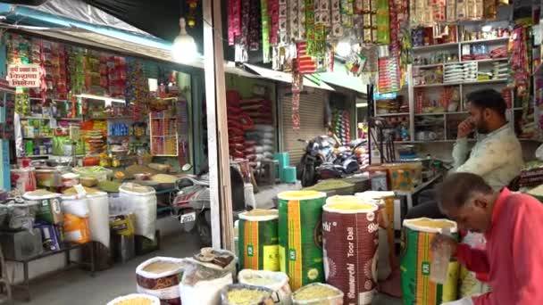나그푸르 마하라스트라 2022년 12월 26일 벤더는 시장에서 야채와 다양한 상품을 — 비디오