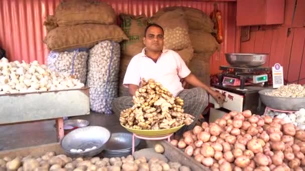 マハラシュトラ インド 2022年12月26日 街頭市場で野菜や様々な商品を販売するストリートベンダー — ストック動画
