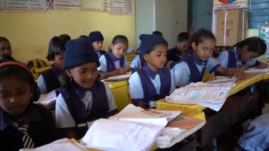 NAGPUR, MAHARASHTRA, INDIA, 30 Aralık 2022: Hindistan 'da kırsal ya da küçük bir köy okulundaki tipik bir sahne