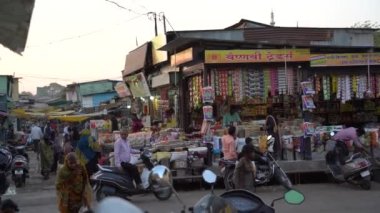 NAGPUR, MAHARASHTRA, INDIA, 26 Aralık 2022: Sokak satıcıları sokak pazarında sebze ve çeşitli ürünler satıyorlar.