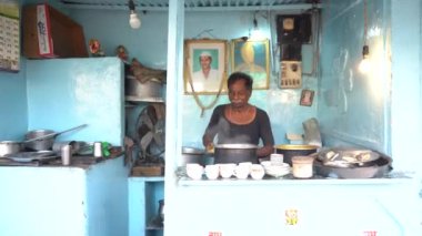 NAGPUR, MAHARASHTRA, INDIA, 26 Aralık 2022: Sokak satıcıları sokak pazarında sebze ve çeşitli ürünler satıyorlar.