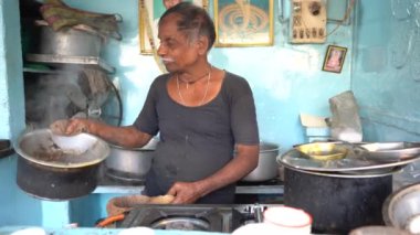 NAGPUR, MAHARASHTRA, INDIA, 26 Aralık 2022: Sokak satıcıları sokak pazarında sebze ve çeşitli ürünler satıyorlar.