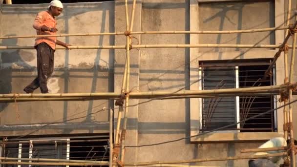2022年12月29日 インドのマハラシュトラ州Nagpur マハラシュトラ 建設現場で作業する建設労働者 インドでは労働者が職場で安全対策を講じていない — ストック動画