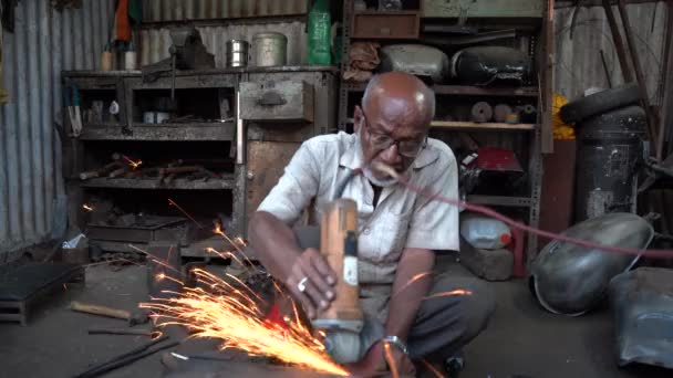Nagpur Maharashtra India Δεκεμβρίου 2022 Εργάτης Γκαράζ Στο Συνεργείο Του — Αρχείο Βίντεο