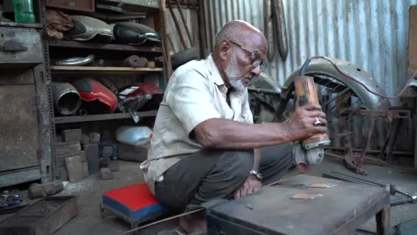 Nagpur Maharashtra India Diciembre 2022 Trabajador Garaje Trabajando Taller Callejero — Vídeo de stock