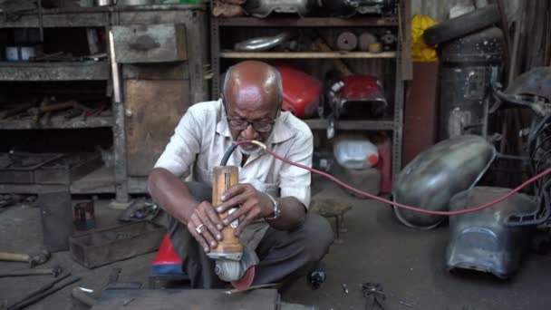Nagpur Maharashtra India Diciembre 2022 Trabajador Garaje Trabajando Taller Callejero — Vídeos de Stock
