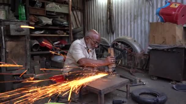 Нагпур Индия Декабря 2022 Года Рабочий Работающий Своей Уличной Мастерской — стоковое видео