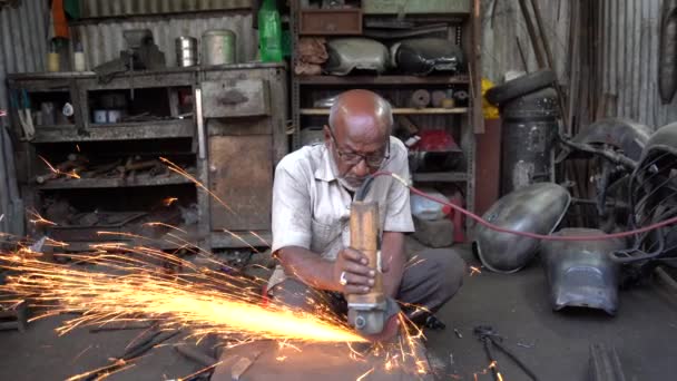 Nagpur Maharashtra India Δεκεμβρίου 2022 Εργάτης Γκαράζ Στο Συνεργείο Του — Αρχείο Βίντεο