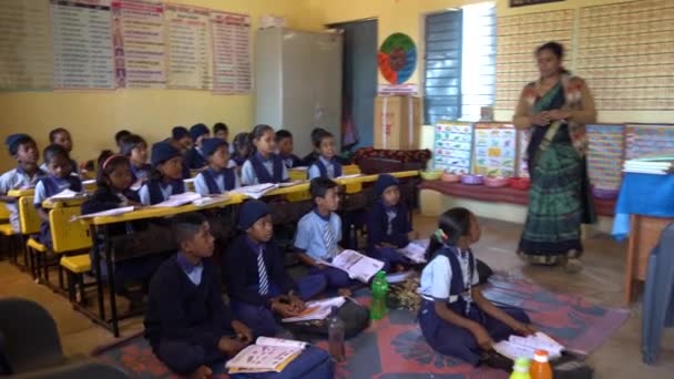 2022年12月30日 インドのマハラシュトラ インド 教室のインドの農村部の学生 インドの田舎や小さな村の学校の典型的なシーン — ストック動画