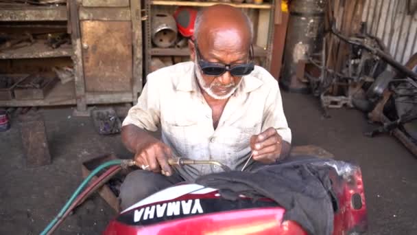 Нагпур Индия Декабря 2022 Года Рабочий Работающий Своей Уличной Мастерской — стоковое видео