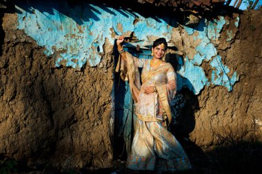 Köydeki güzel Hintli gelin