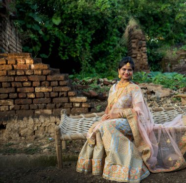 Köydeki güzel Hintli gelin