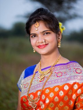 Güzel Hintli gelin Saree giyiyor