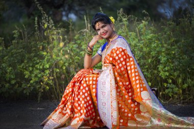 Güzel Hintli gelin Saree giyiyor