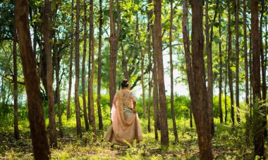 Ormanda geleneksel gelinlik içinde güzel Hintli gelin