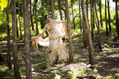 Ormanda geleneksel gelinlik içinde güzel Hintli gelin