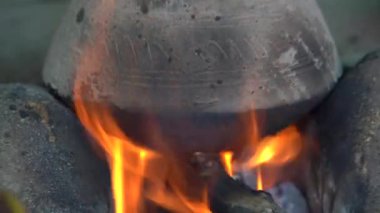 Toprakta yakacak odun kullanarak klasik mutfak.
