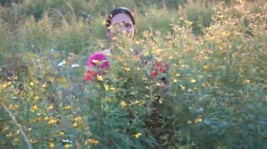 Tarım alanında geleneksel giysiler içinde mutlu Hintli kadın.