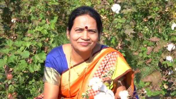 Gelukkige Indiase Vrouw Traditionele Kleding Landbouwgebied — Stockvideo