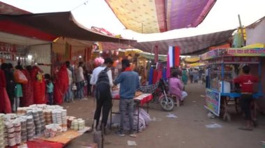 KHAJURAHO, MADHYA PRADESH, INDIA, 05 Mart 2022: Kırsal kesimdeki insanlar köy fuarında toplanarak, kırsal kesimdeki köy panayırına geleneksel ürünler satıyorlar..