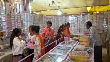 KHAJURAHO, MADHYA PRADESH, INDIA, 05 Mart 2022: Kırsal kesimdeki insanlar köy fuarında toplanarak, kırsal kesimdeki köy panayırına geleneksel ürünler satıyorlar..