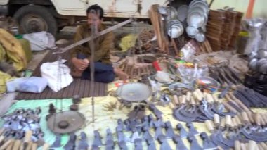 KHAJURAHO, MADHYA PRADESH, INDIA, 05 Mart 2022: Kırsal kesimdeki insanlar köy fuarında toplanarak, kırsal kesimdeki köy panayırına geleneksel ürünler satıyorlar..