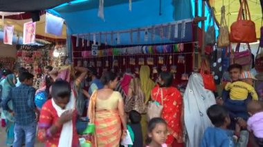 KHAJURAHO, MADHYA PRADESH, INDIA, 05 Mart 2022: Kırsal kesimdeki insanlar köy fuarında toplanarak, kırsal kesimdeki köy panayırına geleneksel ürünler satıyorlar..