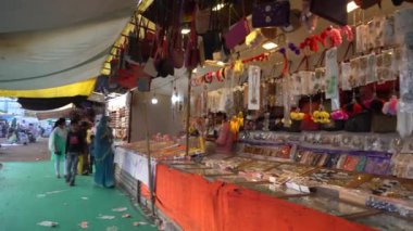 KHAJURAHO, MADHYA PRADESH, INDIA, 05 Mart 2022: Kırsal kesimdeki insanlar köy fuarında toplanarak, kırsal kesimdeki köy panayırına geleneksel ürünler satıyorlar..