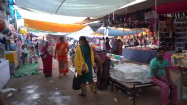 KHAJURAHO, MADHYA PRADESH, INDIA, 05 Mart 2022: Kırsal kesimdeki insanlar köy fuarında toplanarak, kırsal kesimdeki köy panayırına geleneksel ürünler satıyorlar..