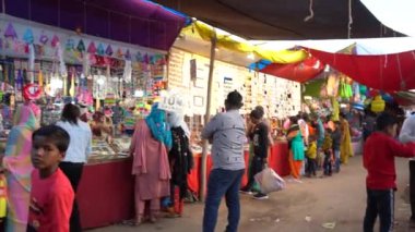 KHAJURAHO, MADHYA PRADESH, INDIA, 05 Mart 2022: Kırsal kesimdeki insanlar köy fuarında toplanarak, kırsal kesimdeki köy panayırına geleneksel ürünler satıyorlar..