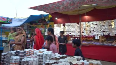 KHAJURAHO, MADHYA PRADESH, INDIA, 05 Mart 2022: Kırsal kesimdeki insanlar köy fuarında toplanarak, kırsal kesimdeki köy panayırına geleneksel ürünler satıyorlar..