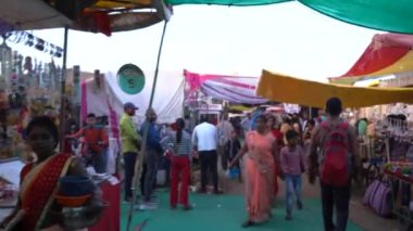 KHAJURAHO, MADHYA PRADESH, INDIA, 05 Mart 2022: Kırsal kesimdeki insanlar köy fuarında toplanarak, kırsal kesimdeki köy panayırına geleneksel ürünler satıyorlar..