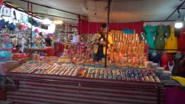 KHAJURAHO, MADHYA PRADESH, INDIA, 05 Mart 2022: Kırsal kesimdeki insanlar köy fuarında toplanarak, kırsal kesimdeki köy panayırına geleneksel ürünler satıyorlar..